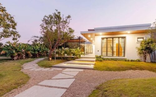 Brand-New Luxury Pool Villa in Saraphi