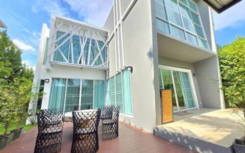 Beautiful pool villa for rent near city.