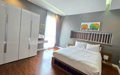 Beautiful pool villa for rent near city.